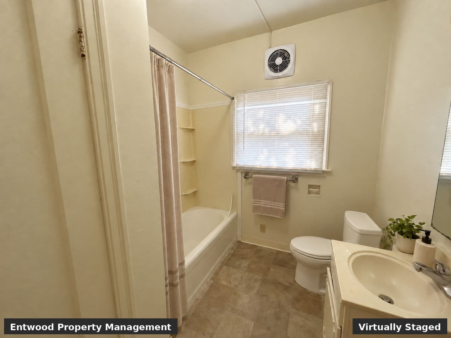 Chico House: 1449 Hobart St
