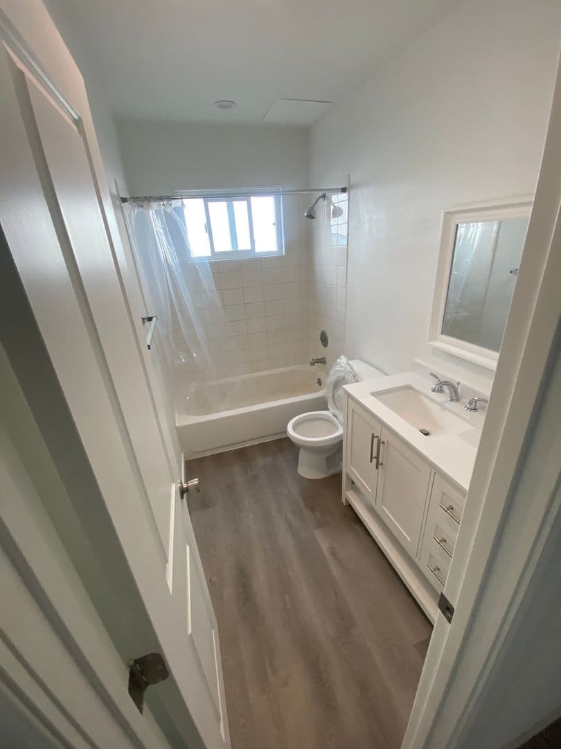 Los Angeles Apartment: 4800 August St.