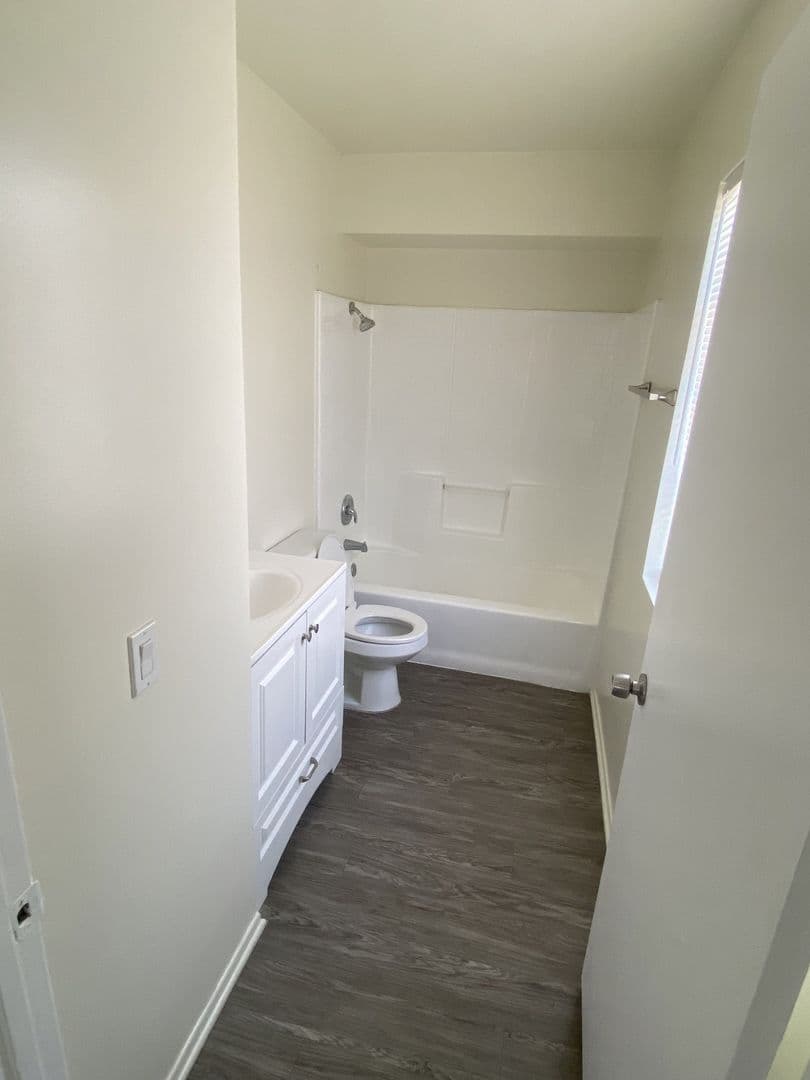 North Hollywood Apartment: 7756 Laurel Canyon Blvd