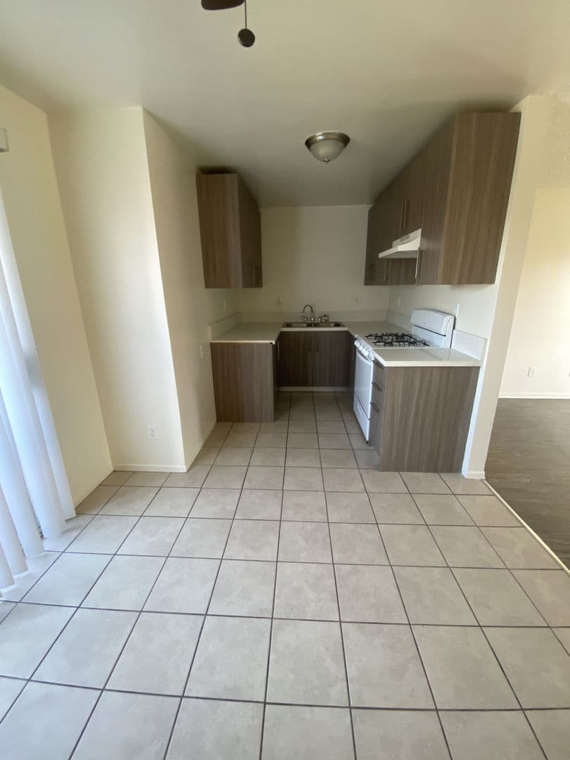 North Hollywood Apartment: 7756 Laurel Canyon Blvd