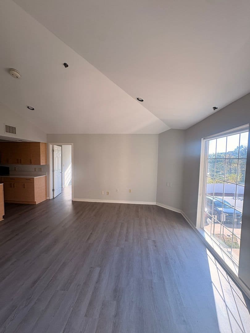 St. Louis Apartment: 1855 Craigshire Dr.