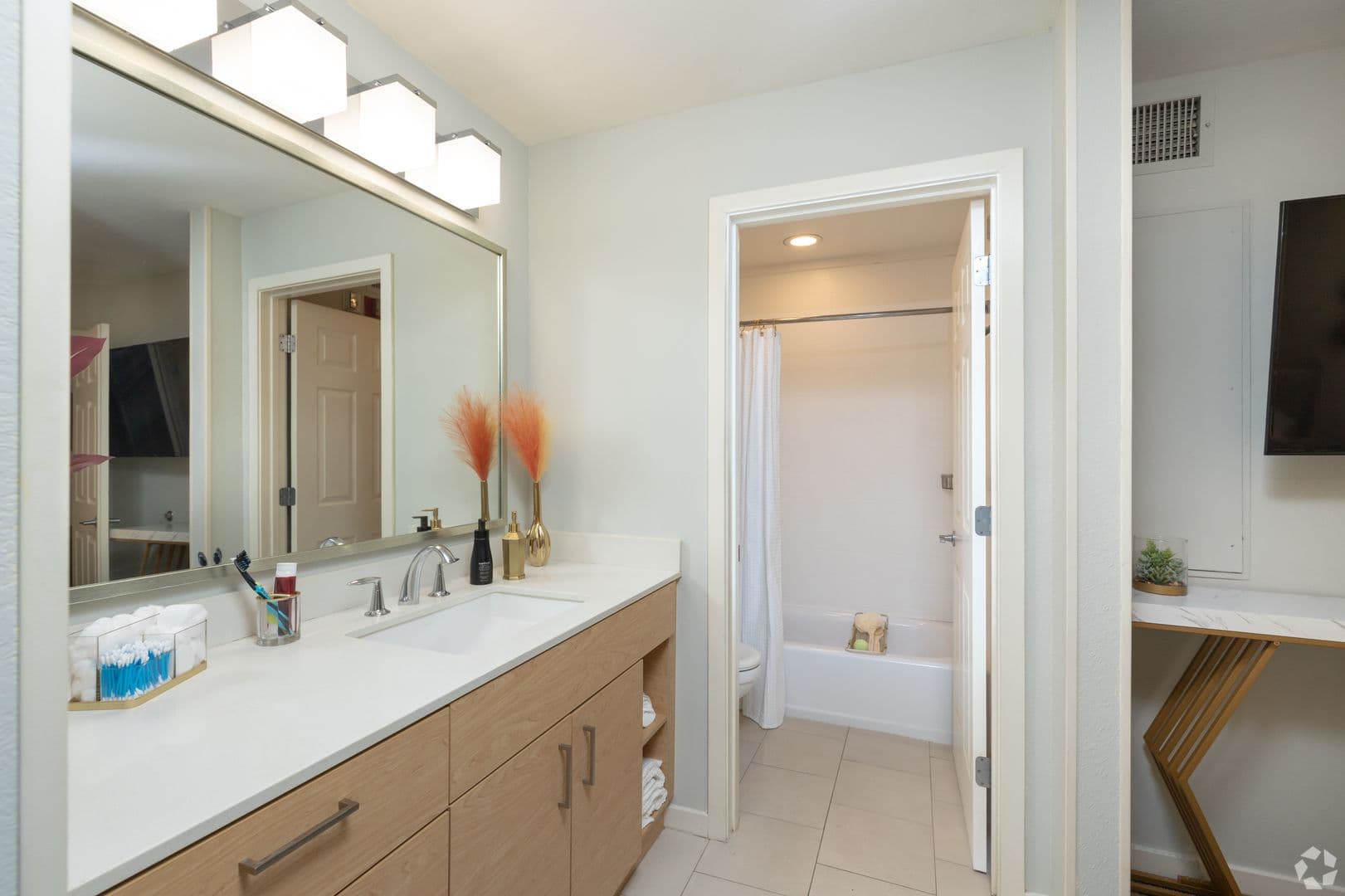 St. Louis Apartment: 1855 Craigshire Dr.