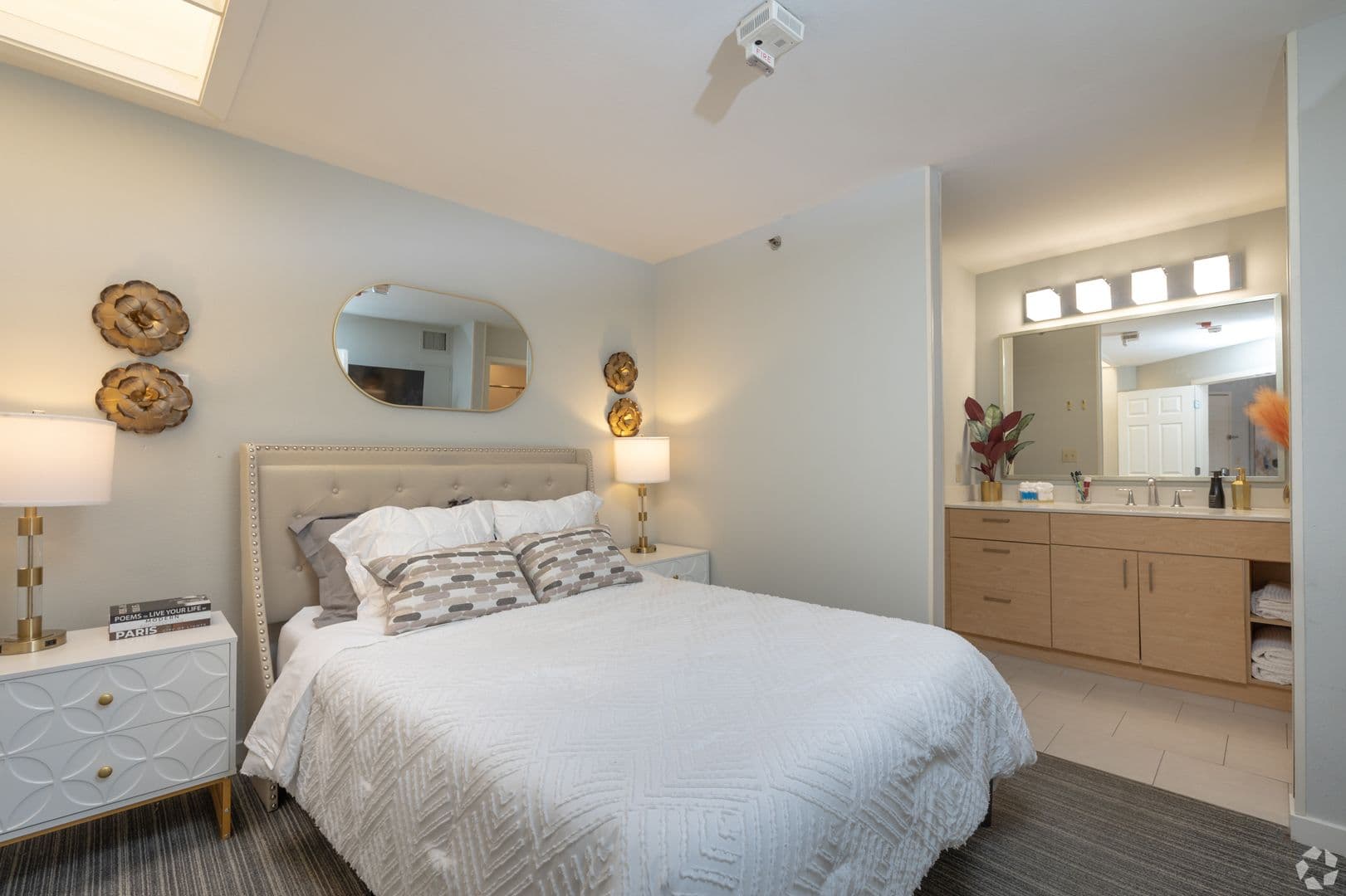 St. Louis Apartment: 1855 Craigshire Dr.