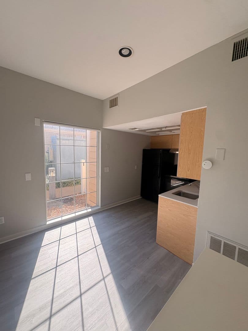 St. Louis Apartment: 1855 Craigshire Dr.