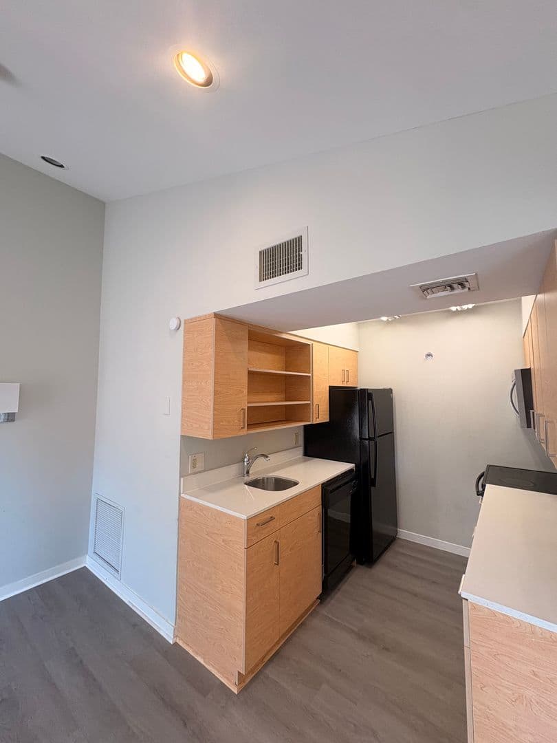 St. Louis Apartment: 1855 Craigshire Dr.
