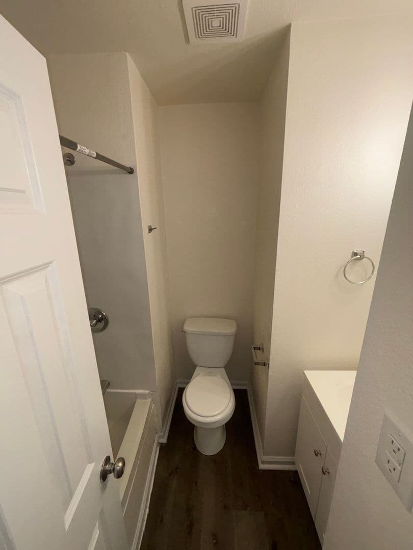 Topeka Apartment: 423 SE Winfield