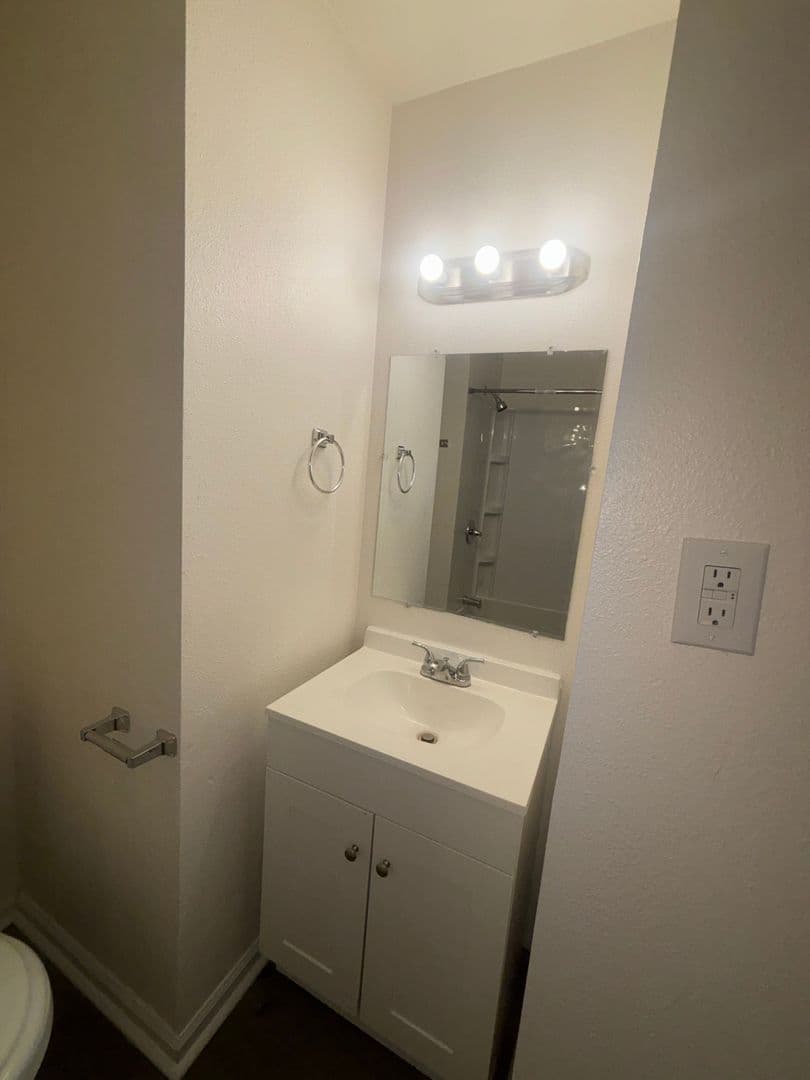 Topeka Apartment: 423 SE Winfield