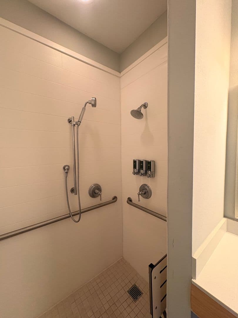 St. Louis Apartment: 1855 Craigshire Dr.