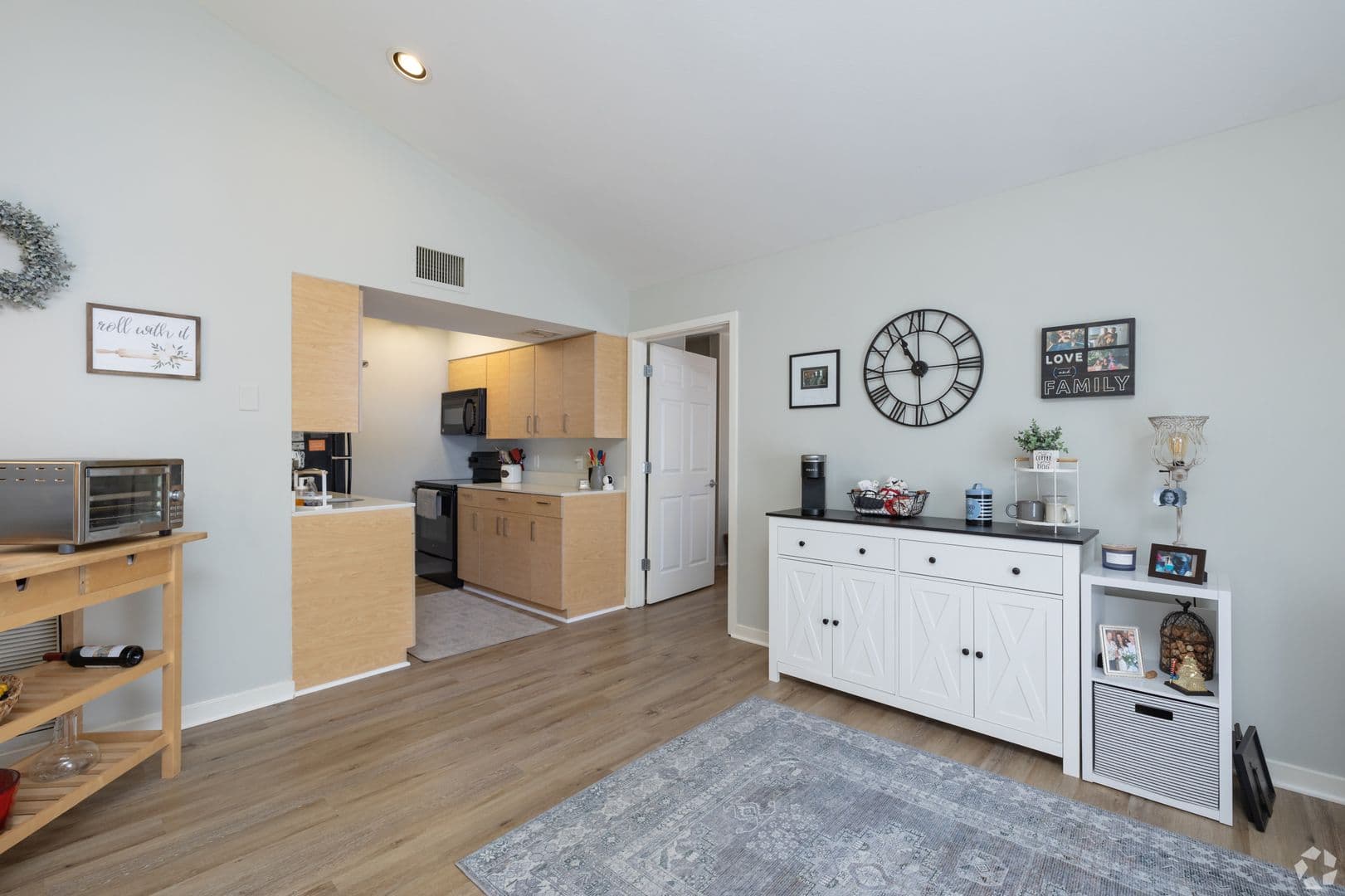 St. Louis Apartment: 1855 Craigshire Dr.