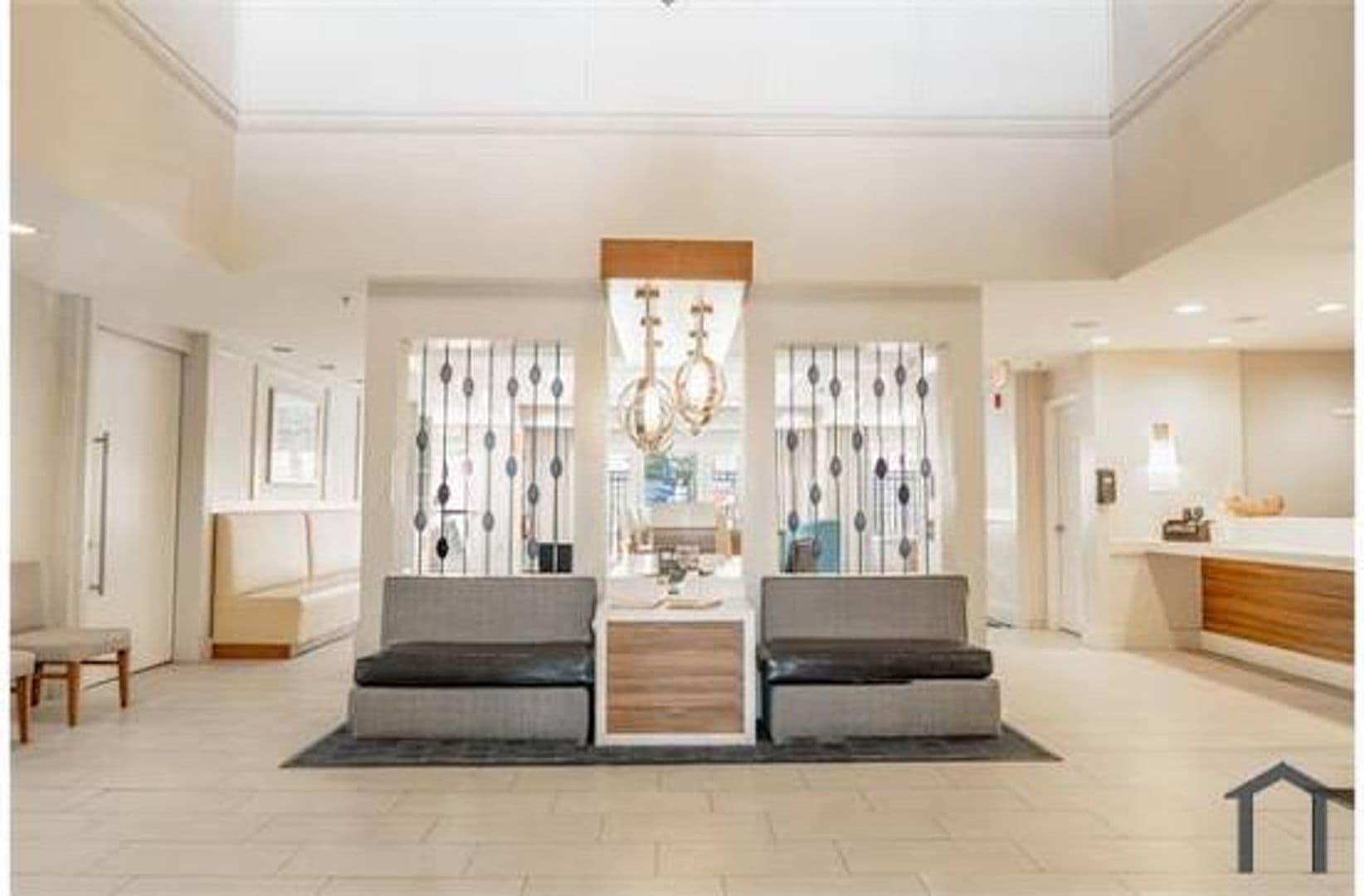 St. Louis Apartment: 1855 Craigshire Dr.