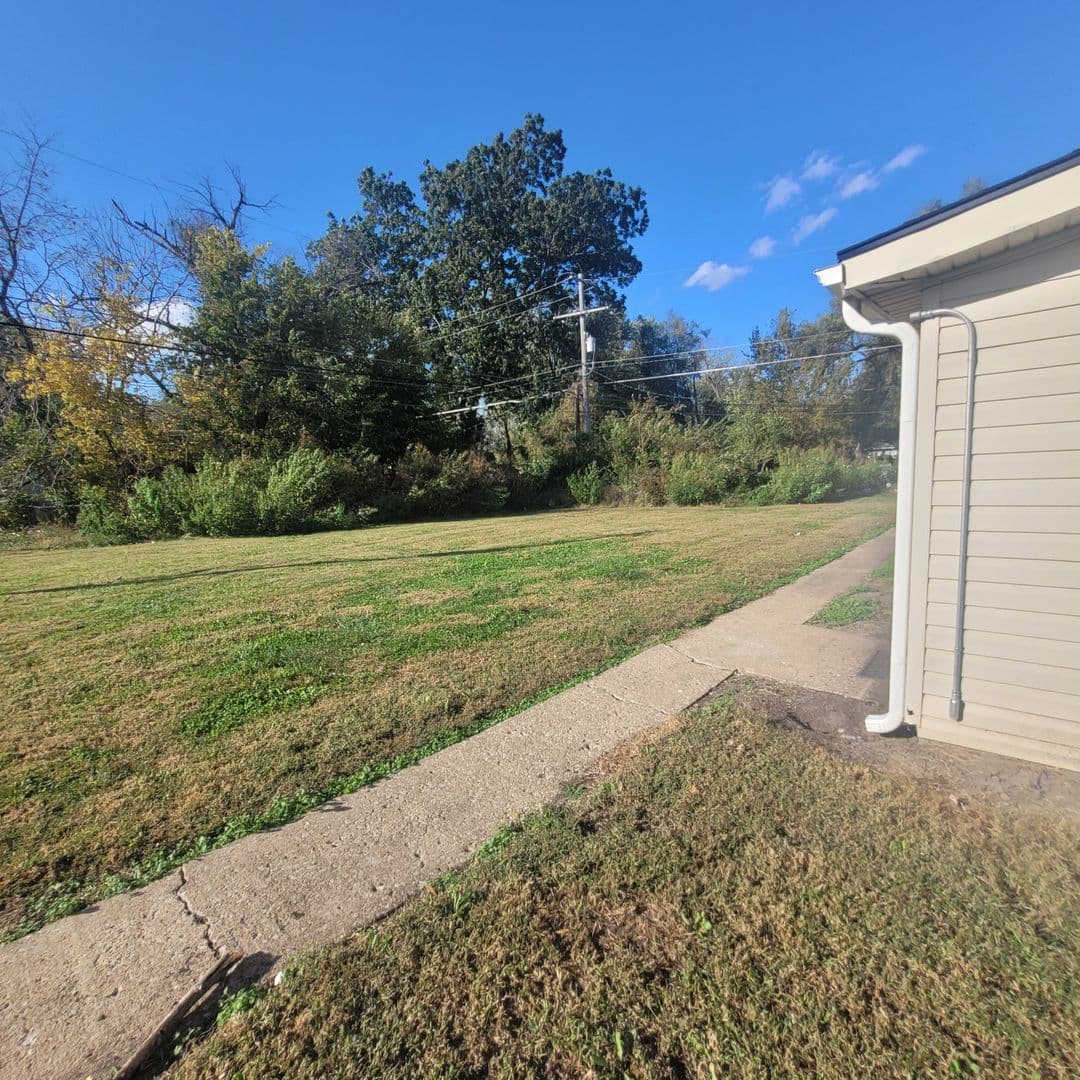 Topeka Apartment: 423 SE Winfield