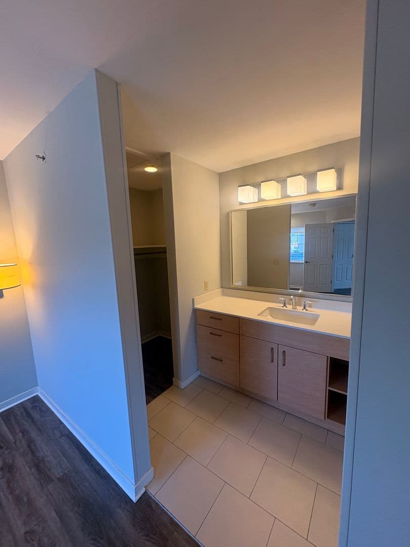 St. Louis Apartment: 1855 Craigshire Dr.