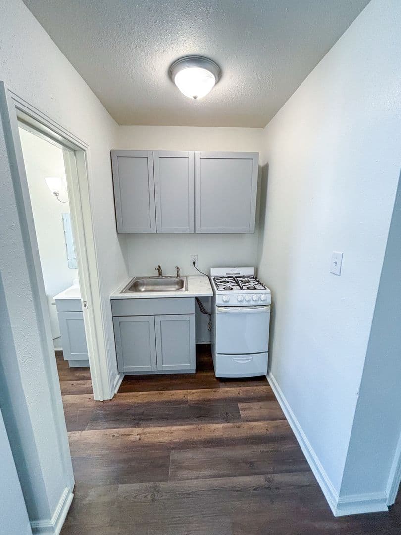 Topeka Apartment: 332 SW Topeka Blvd & 416 SW 4th St