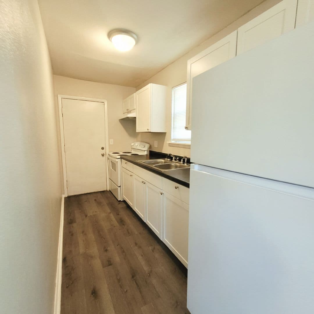 Topeka Apartment: 423 SE Winfield