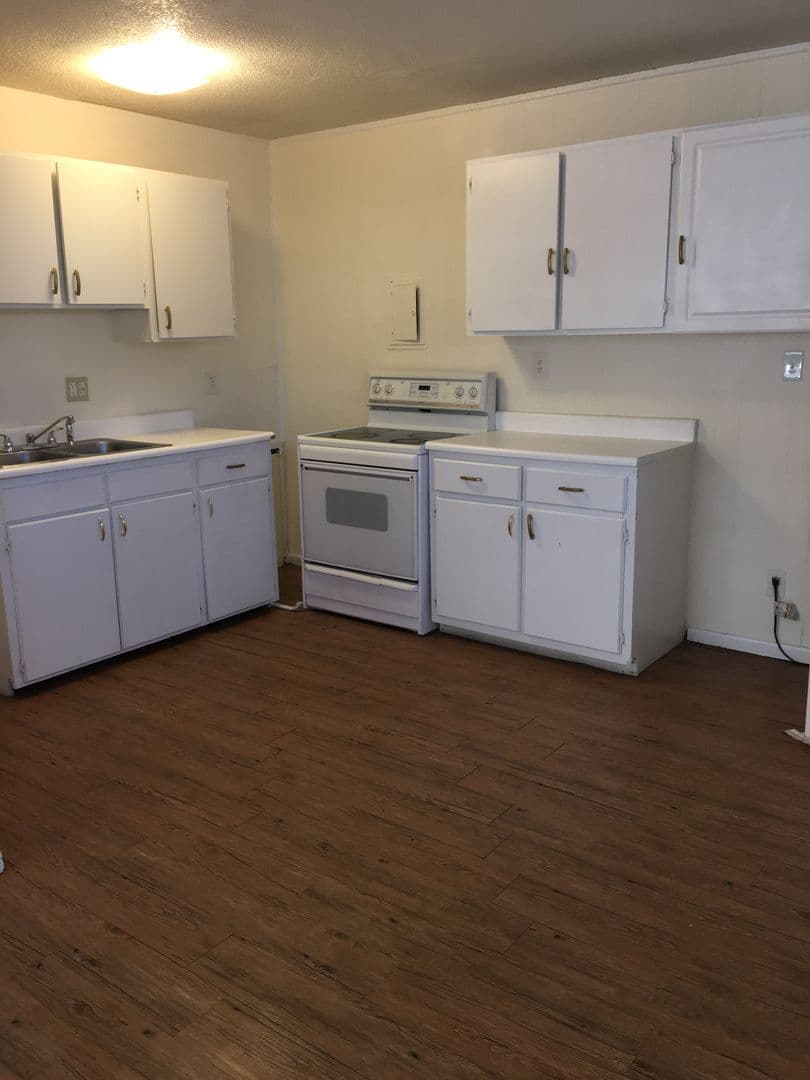 Topeka Apartment: 423 SE Winfield