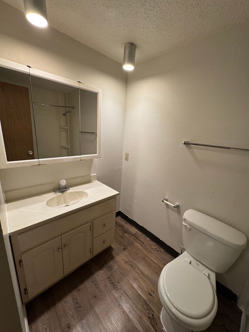Manhattan Apartment: 1100 Garden Way