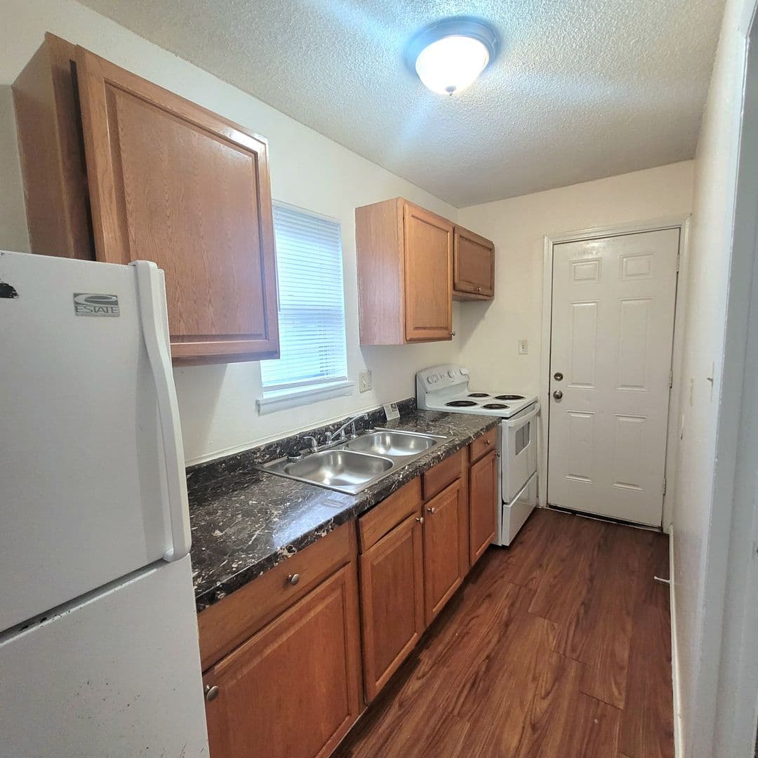 Topeka Apartment: 423 SE Winfield