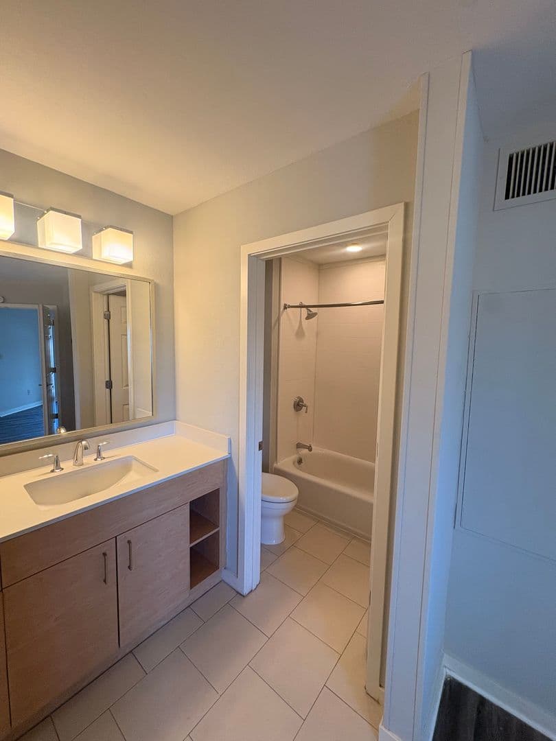 St. Louis Apartment: 1855 Craigshire Dr.