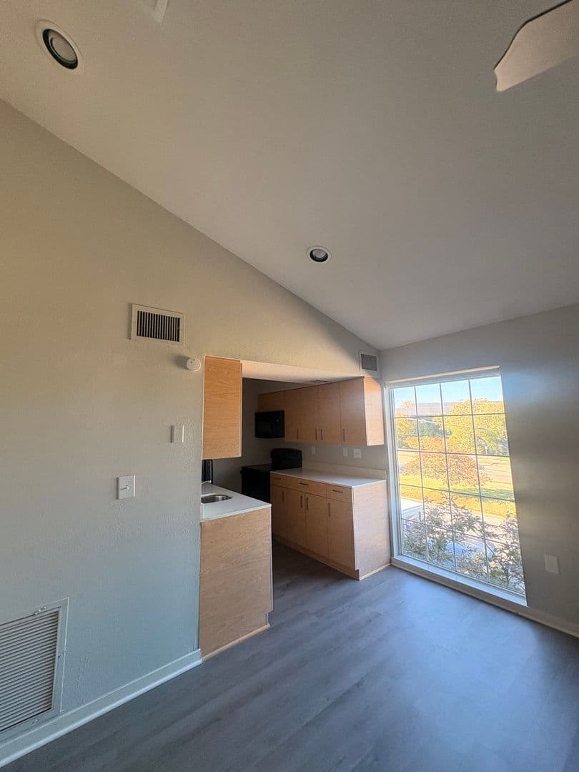 St. Louis Apartment: 1855 Craigshire Dr.