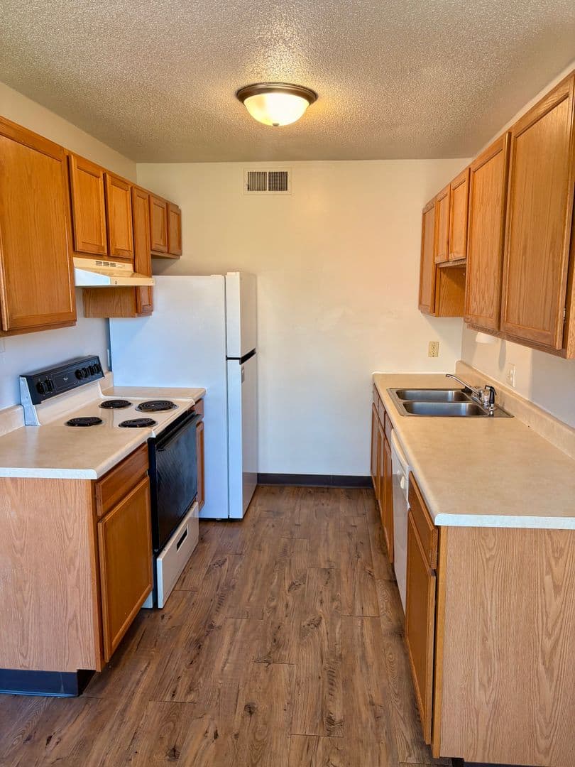 Manhattan Apartment: 1100 Garden Way