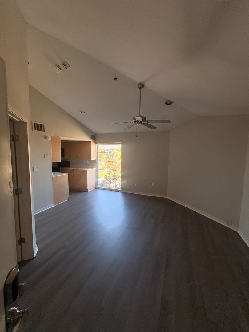 St. Louis Apartment: 1855 Craigshire Dr.