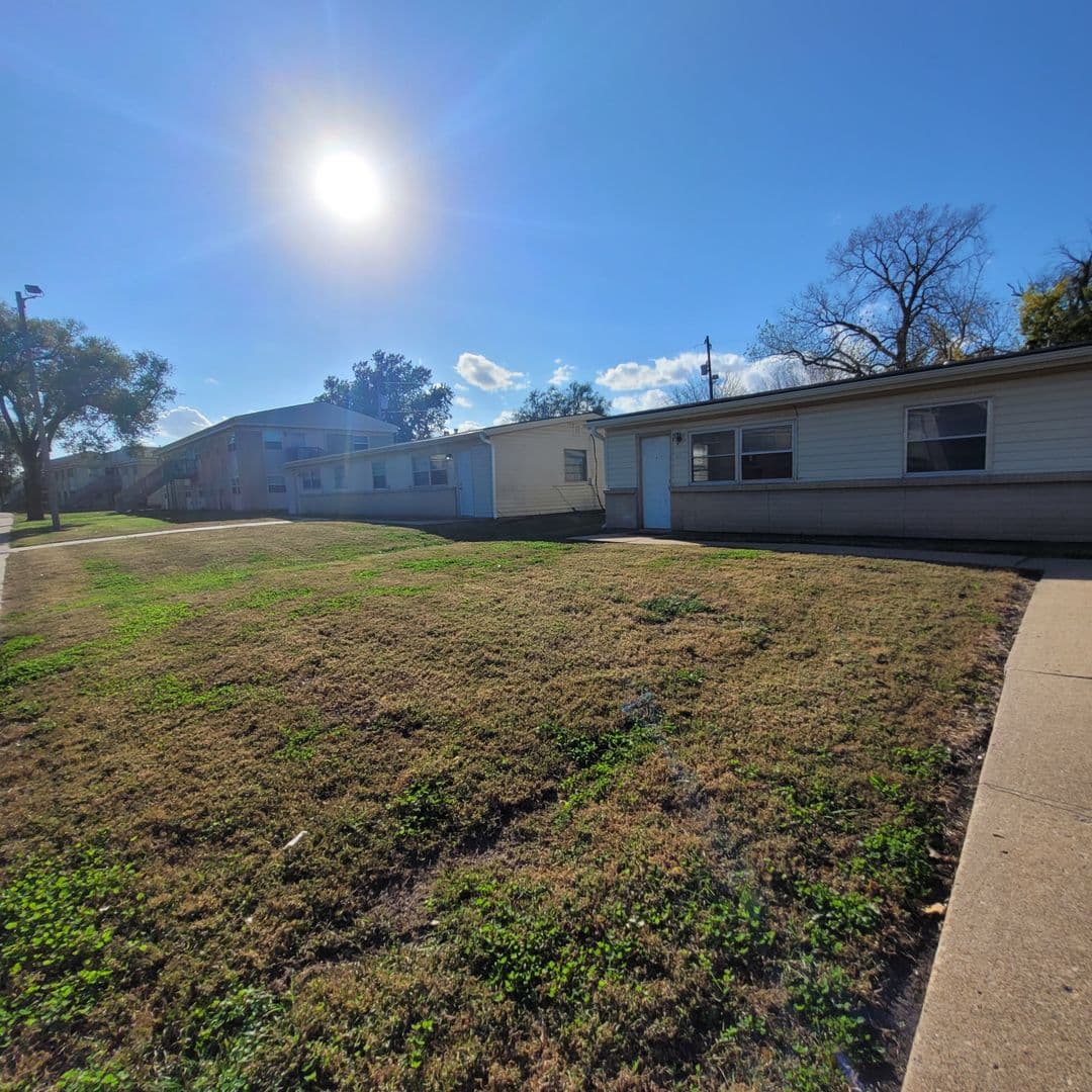 Topeka Apartment: 423 SE Winfield