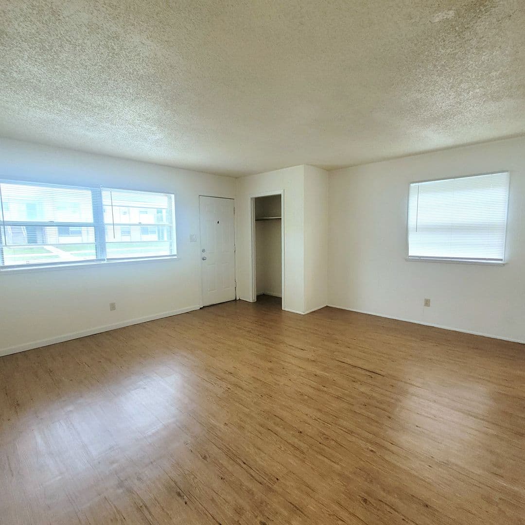 Topeka Apartment: 423 SE Winfield