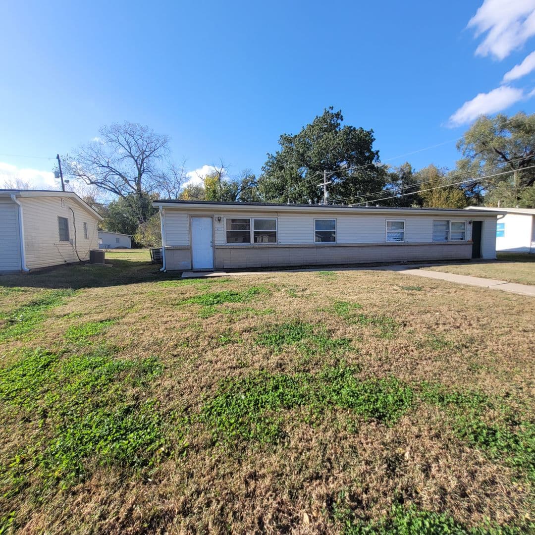 Topeka Apartment: 423 SE Winfield