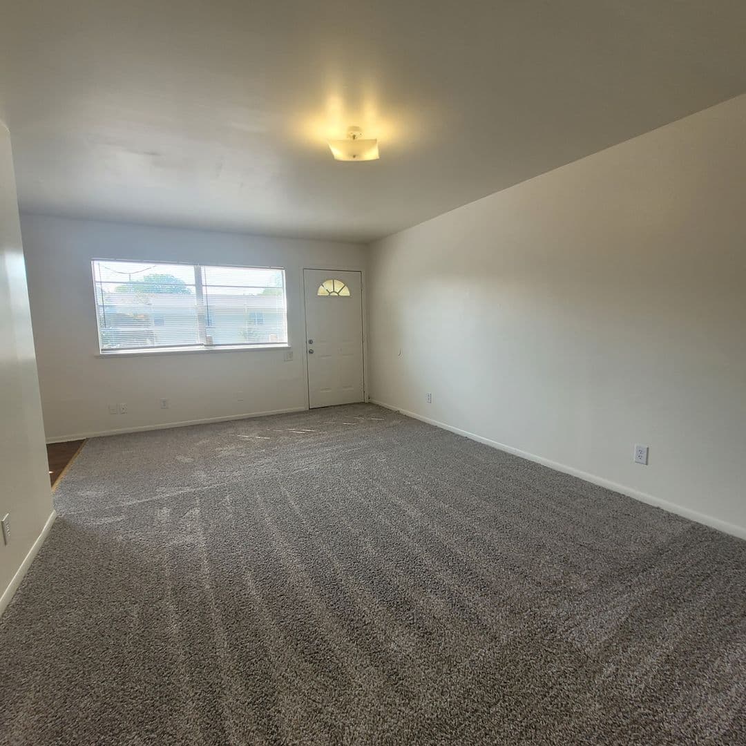 Topeka Apartment: 423 SE Winfield