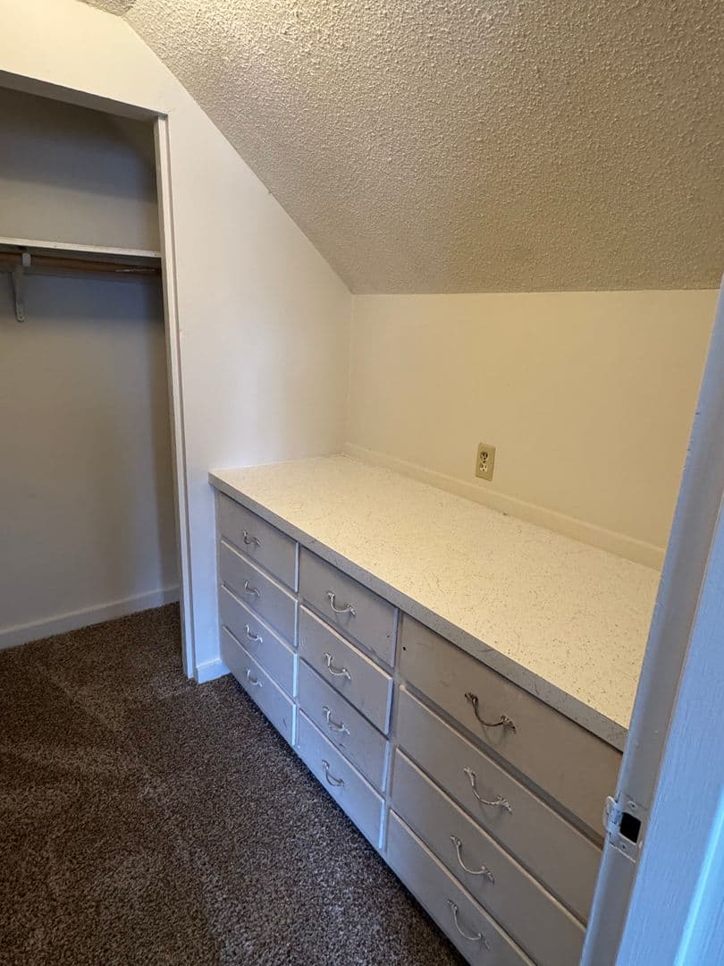 Manhattan Apartment: 1100 Garden Way