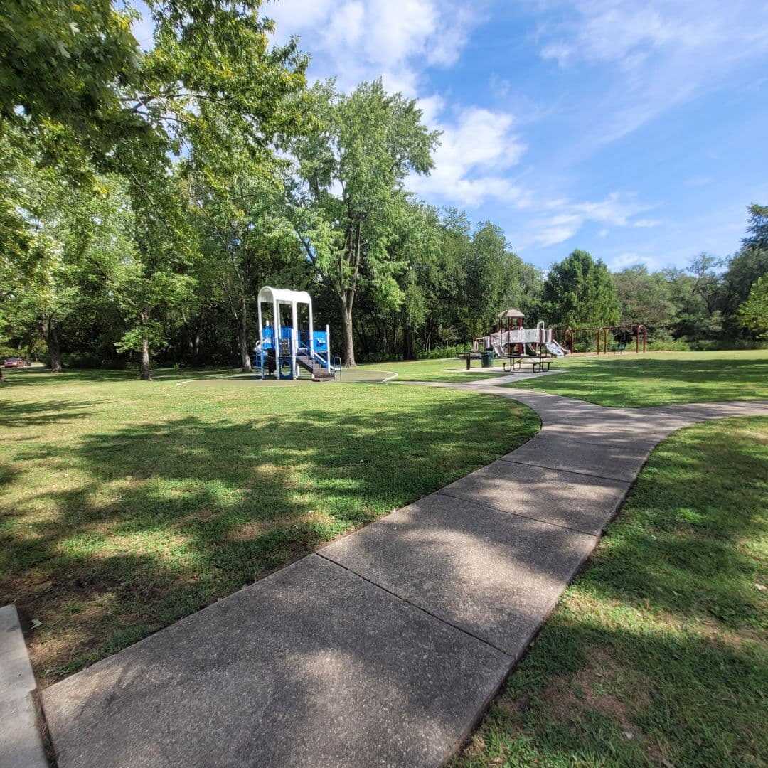 Topeka Apartment: 423 SE Winfield