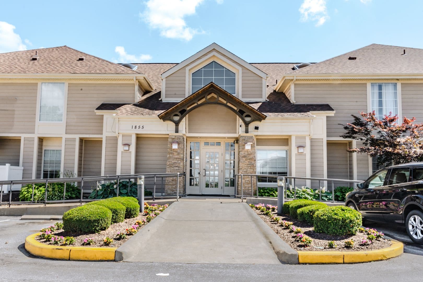 St. Louis Apartment: 1855 Craigshire Dr.