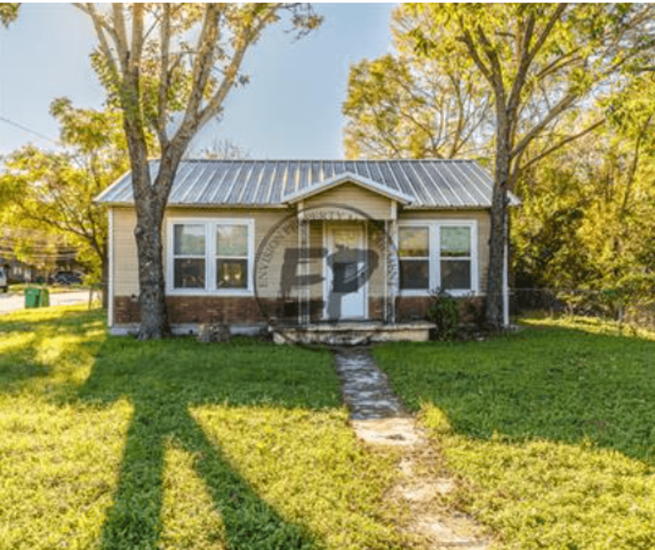 Lacy Lakeview House: 911 East Craven Avenue