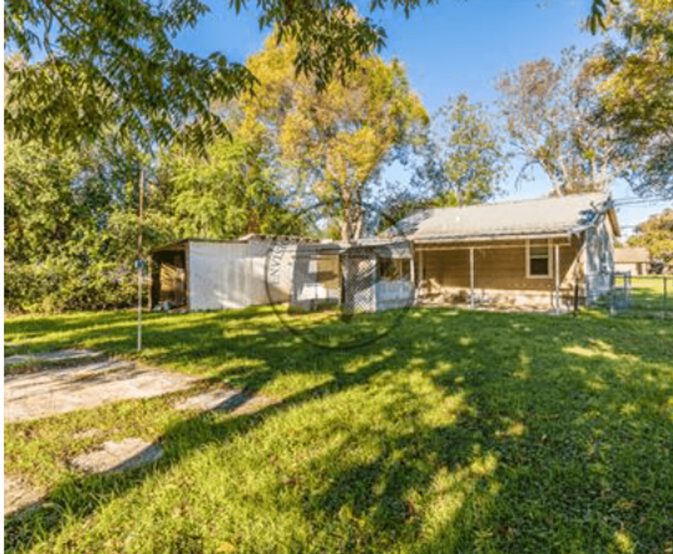 Lacy Lakeview House: 911 East Craven Avenue