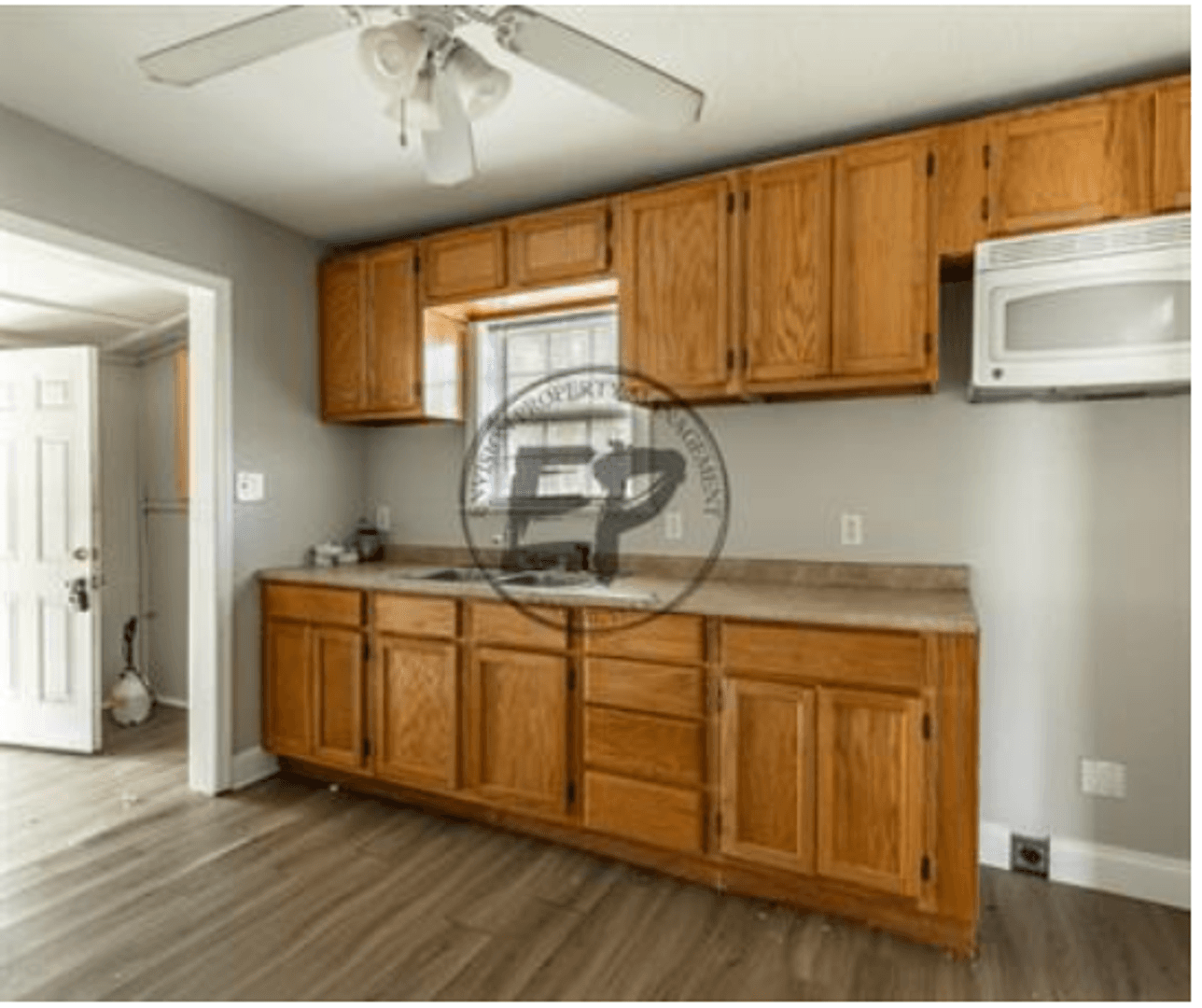 Lacy Lakeview House: 911 East Craven Avenue