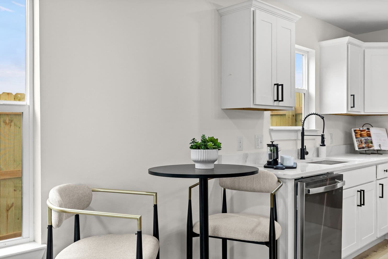 Robinson Apartment: 516 Paso Fino St