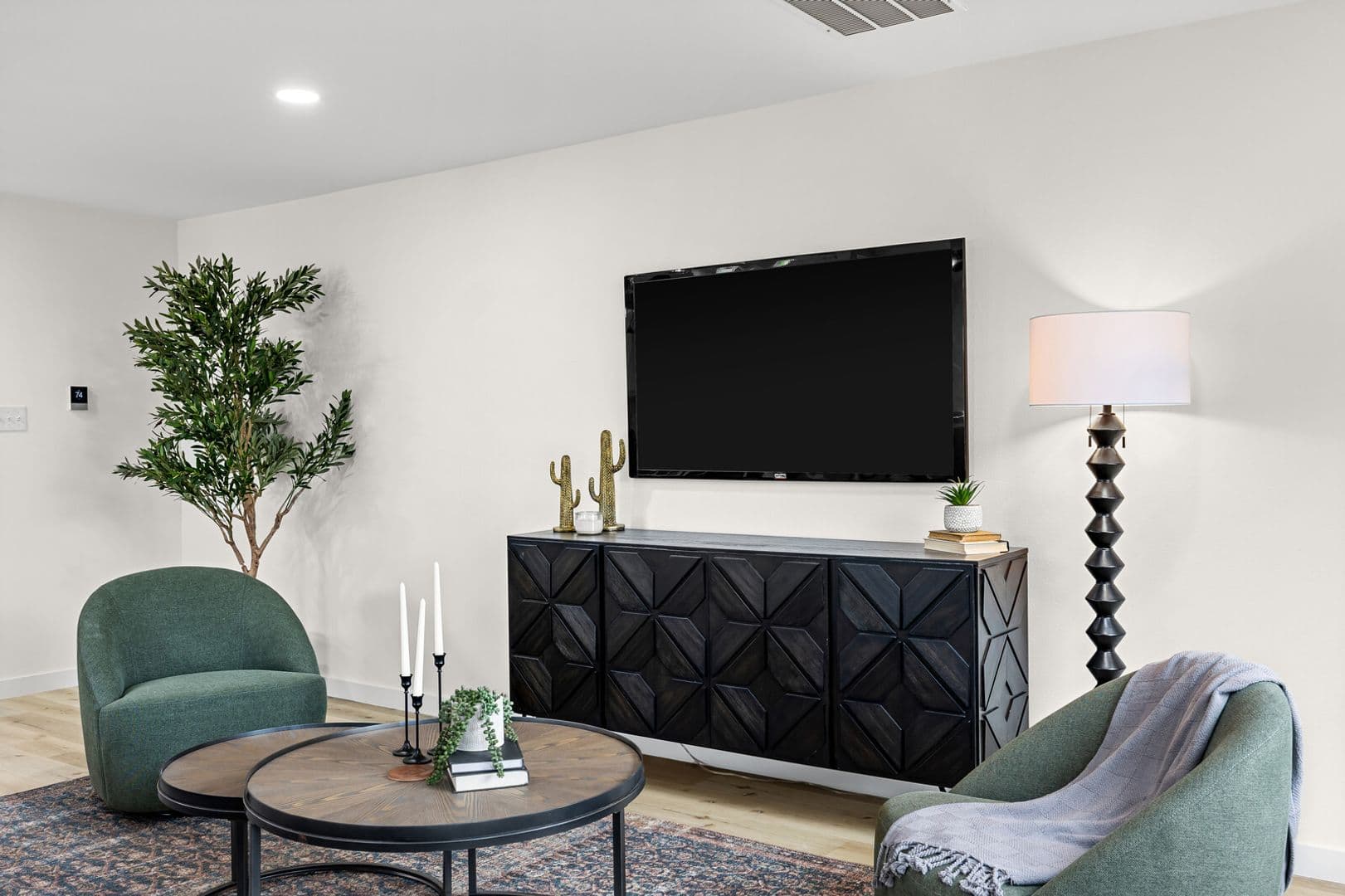 Robinson Apartment: 516 Paso Fino St