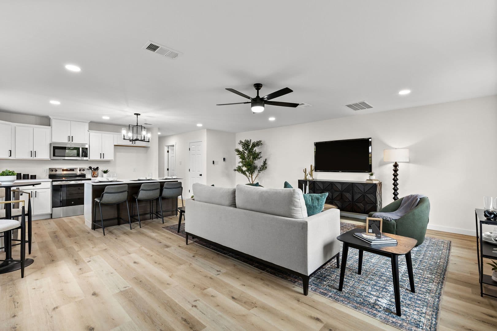 Robinson Apartment: 516 Paso Fino St