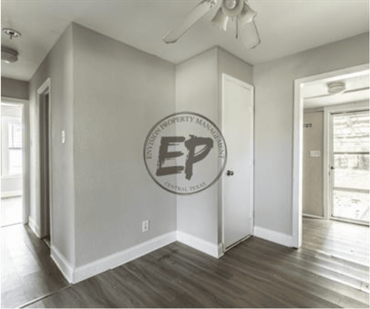 Lacy Lakeview House: 911 East Craven Avenue