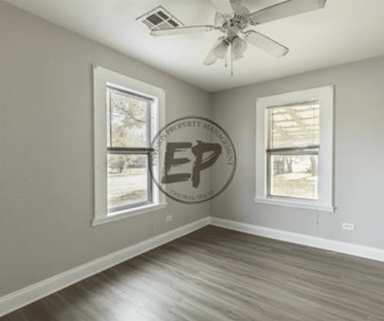 Lacy Lakeview House: 911 East Craven Avenue