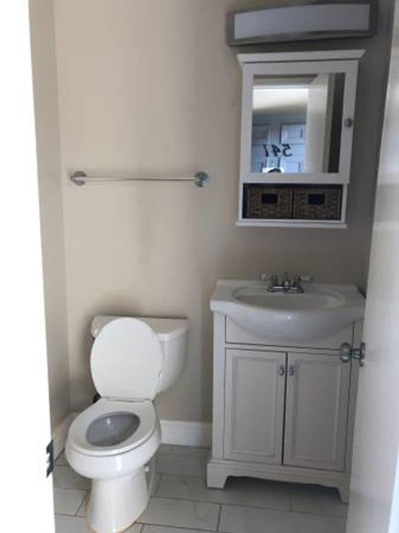 Richmond Condo: 541 Nevin Ave