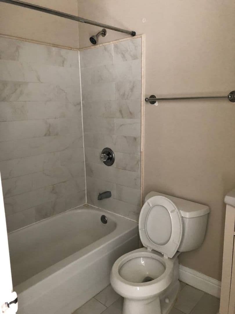 Richmond Condo: 541 Nevin Ave