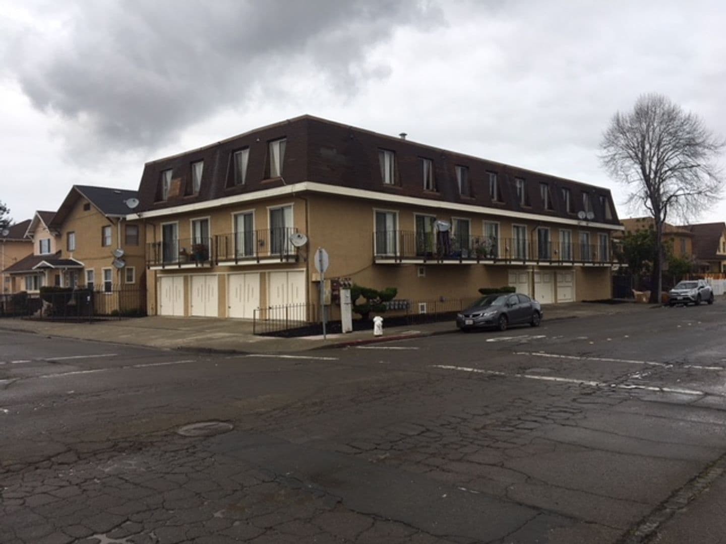 Richmond Condo: 541 Nevin Ave