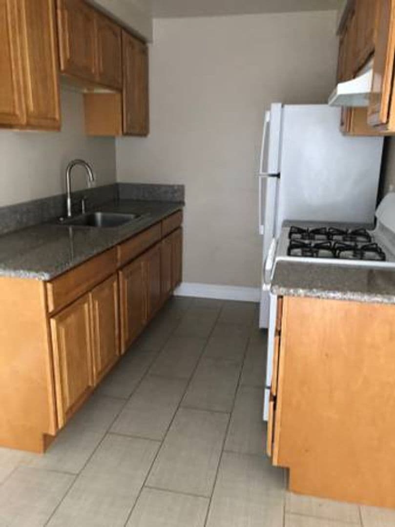 Richmond Condo: 541 Nevin Ave