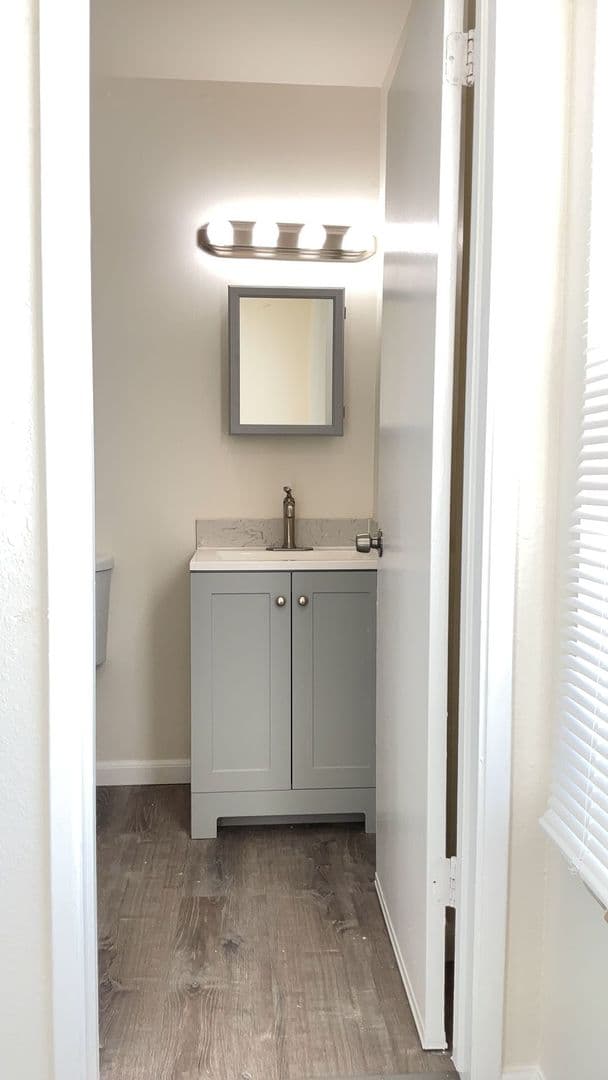 Richmond Apartment: 537 Nevin Ave