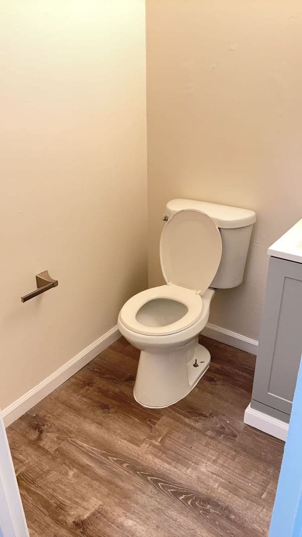 Richmond Apartment: 537 Nevin Ave