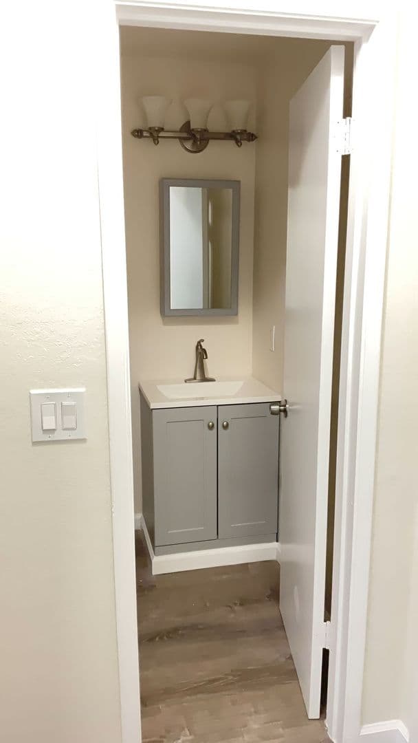 Richmond Apartment: 537 Nevin Ave