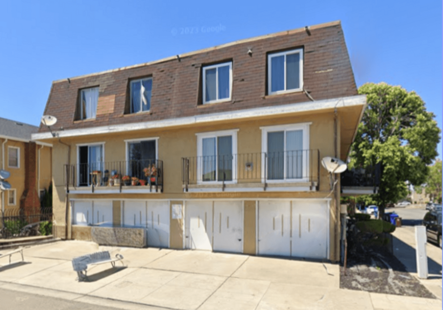 Richmond Condo: 541 Nevin Ave