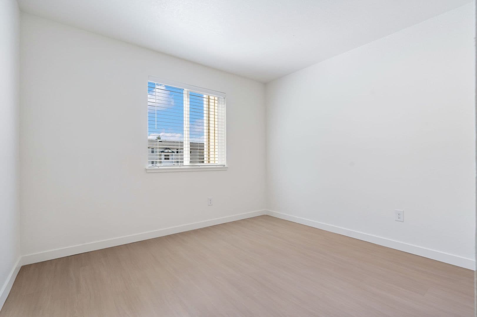 Gresham Apartment: 805 NE Kane Drive