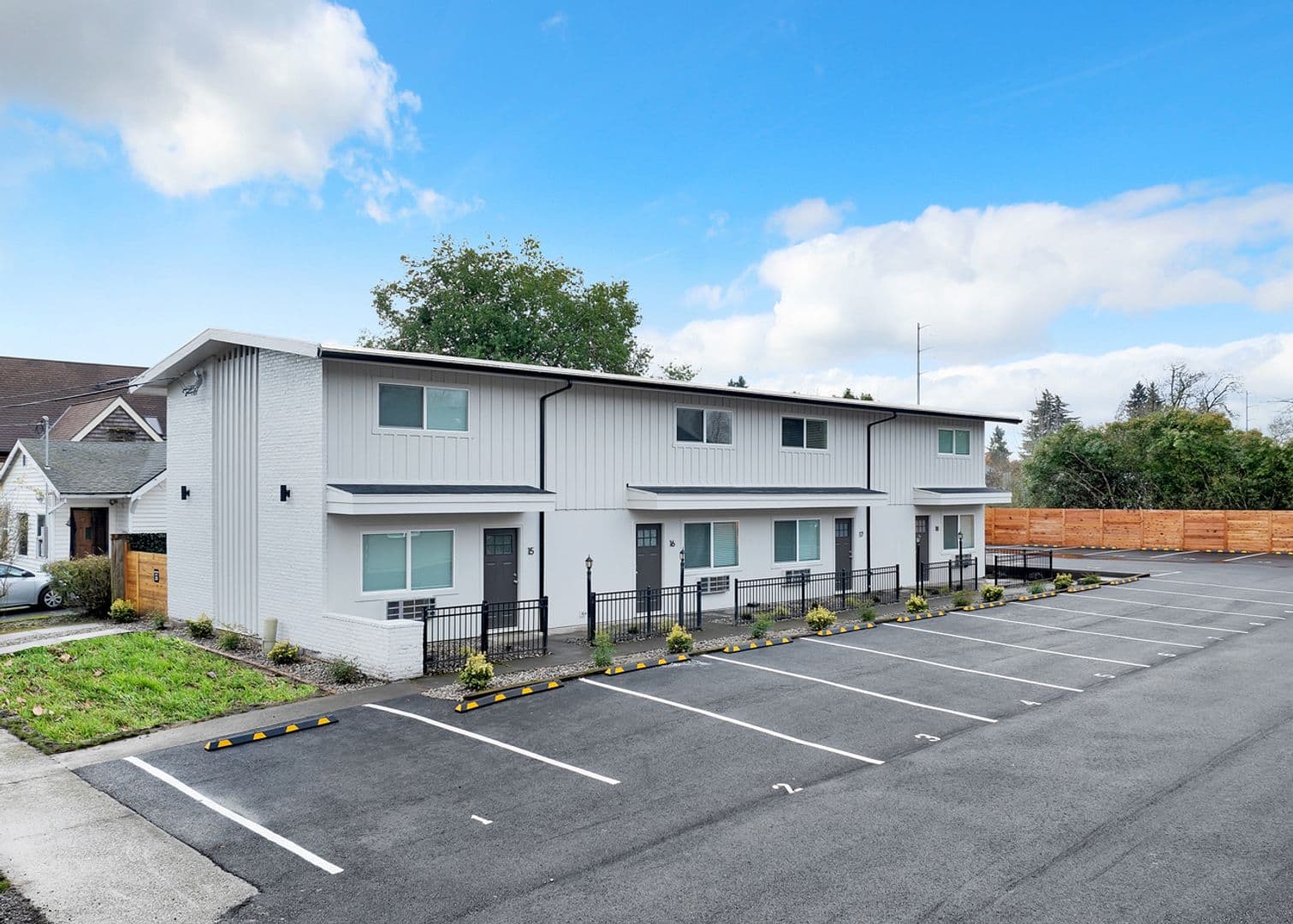 Hillsboro Apartment: 663-666 E Main St